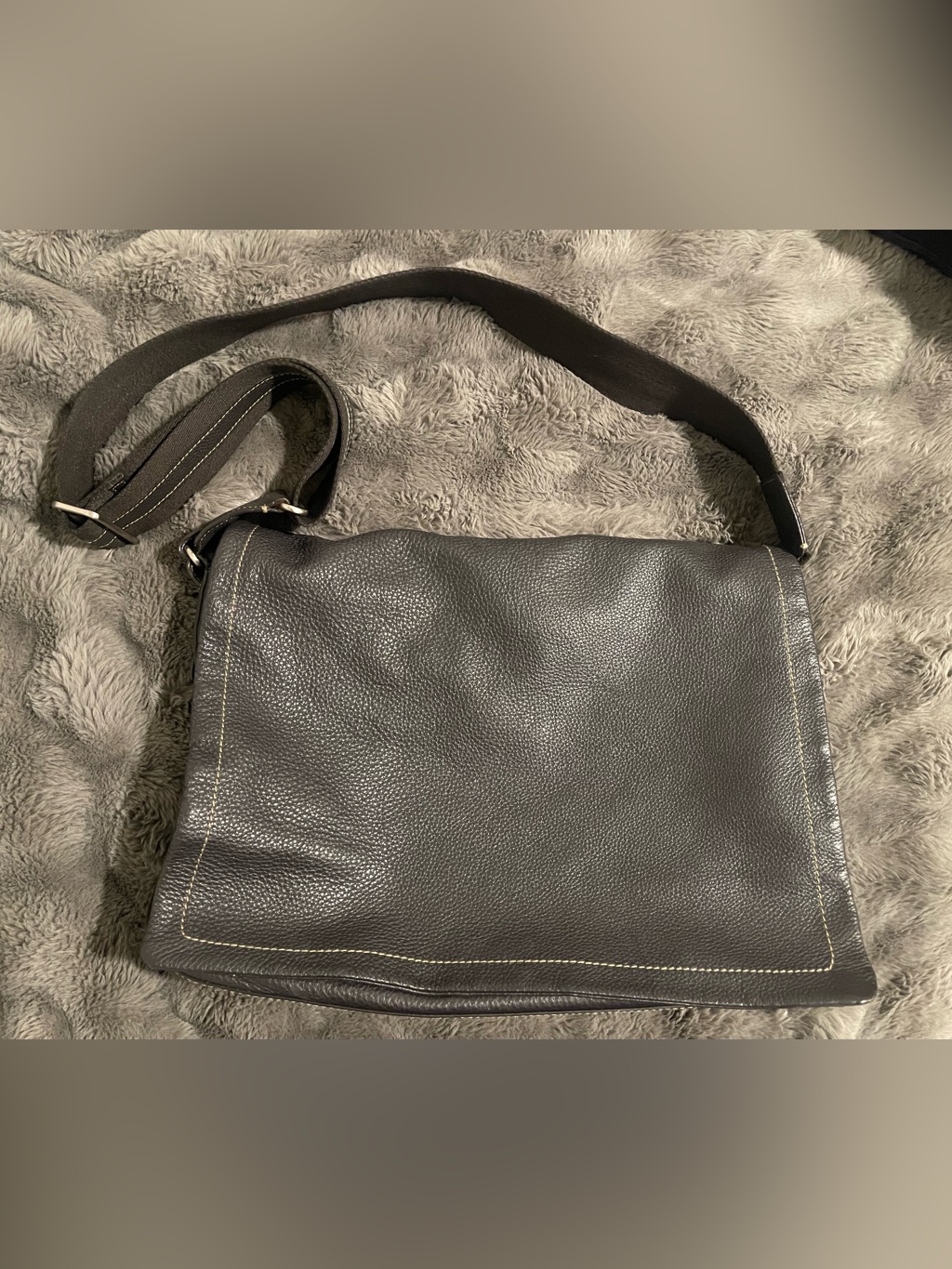 Levenger Bomber Jacket Pebble Leather Messenger Bag - Mocha Brown